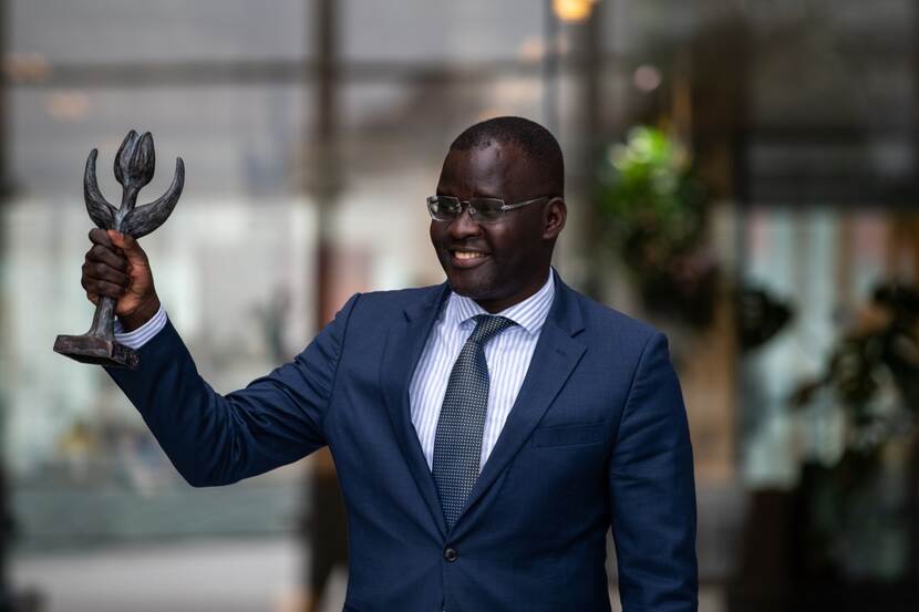 Nicholas Opiyo met de Mensenrechtentulp