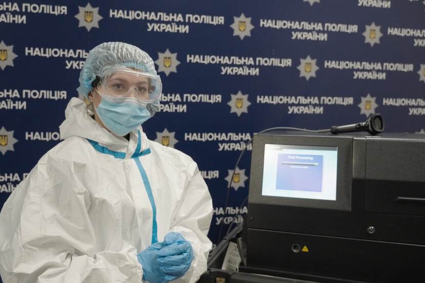 De Oekraïense politie test DNA van verdwenen kinderen met speciale kits.