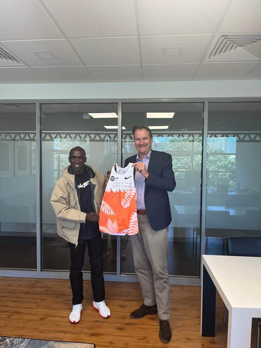 Ambassadeur Henk Jan Bakker en atleet Eliud Kipchoge
